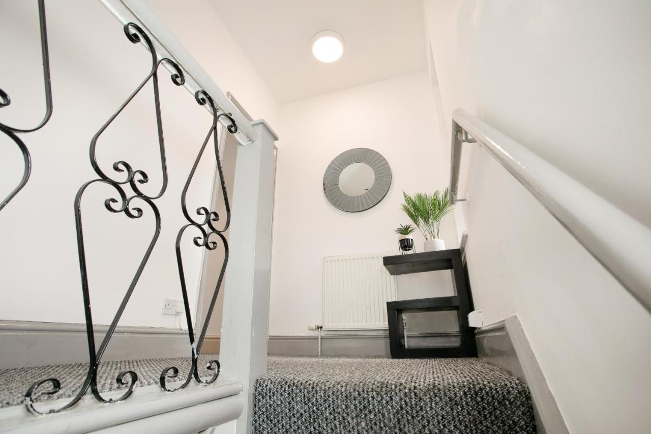 8 Guests - 5 Bedroom - Free Wi-Fi - Kettering Eksteriør bilde